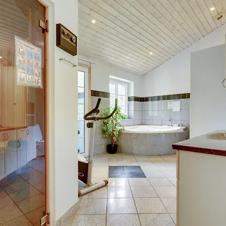 Liliana - 800m From The Sea By Interhome